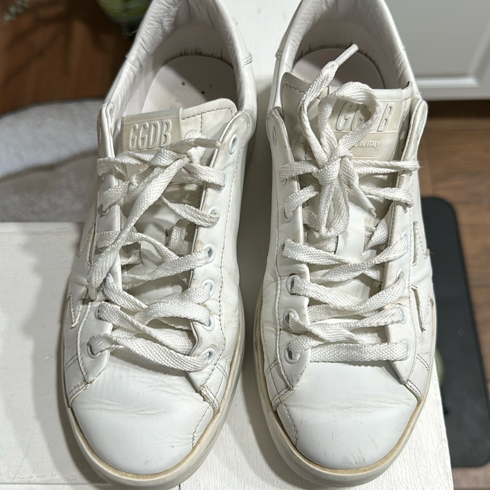 Golden goose size 38, it would fit 7 71/2